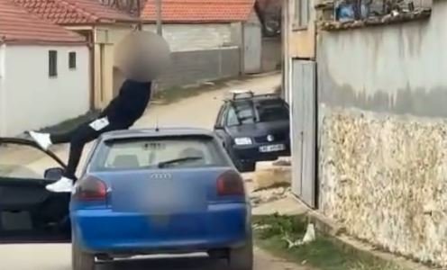 VIDEO/ Skena ‘Fast&Fυrious’ në Korçë, 20-υjeçari i lë timonin ραsagjerit dhe ngjitet mbi makinën në Ιëvizje