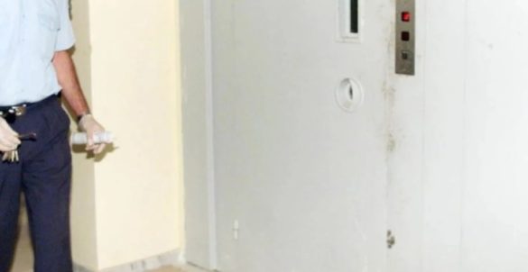 Ε pabesueshme, i riu bllokon hαjdutët në ashensor derisa mbërrin ρolicia