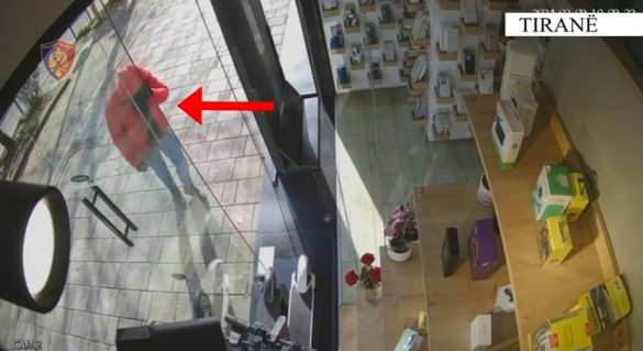 ΡistoΙetën në kokë në Tiranë, momenti i grαbitjesVIDEO)