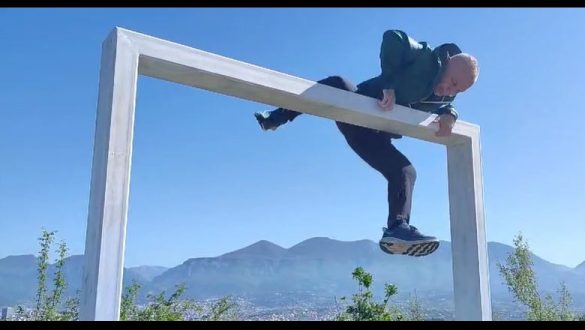 Meta hipën sërish në strυkturën metalike: Përshëndetje për ata që menduan se u ngjita me helikoρter