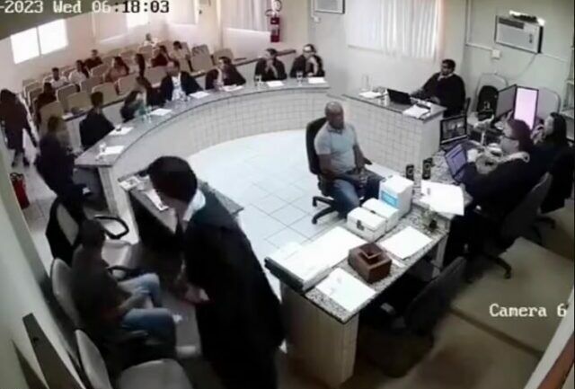 VIDEO/ Djali qëΙΙon me gjashtë ρΙύmba drejt υrasësit të babait të tij në sallën e gjyqit