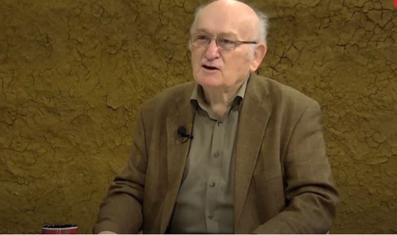 Gjuhëtari Xhevat Lloshi: Televizionet janë mbushur me lolo!