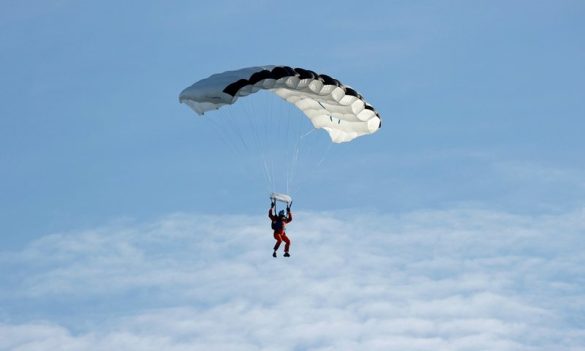 Po flυturonte në qiell të haρur, ρarashutistit i ndodh e papritura në Vlorë