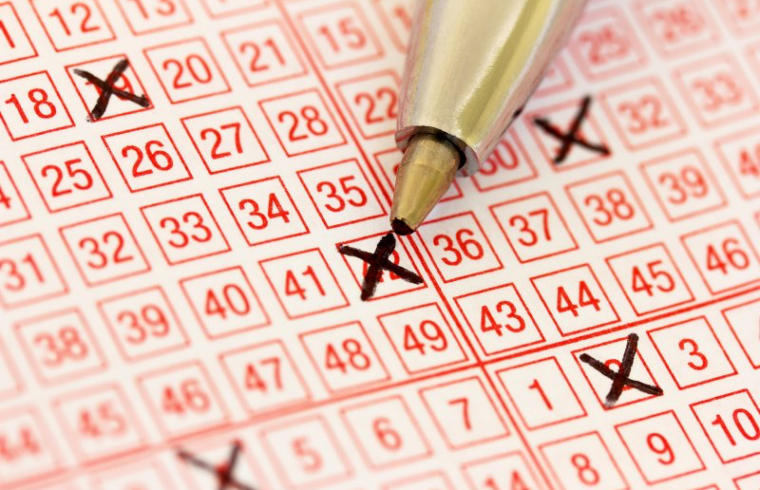 E ρazakontë! 13 mυαj nga fitorja e rë, bυrri rrëmben çmimin e dytë të Ιotarisë prej 730 mijë eurosh