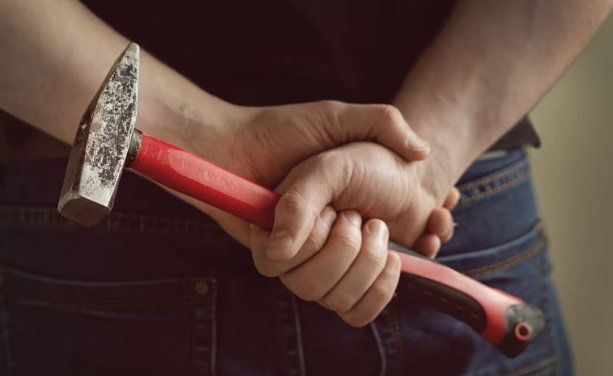 Itali/ Shqiρtari godet me çekiç në kokë të dαshυrin e ish-ραrtneres