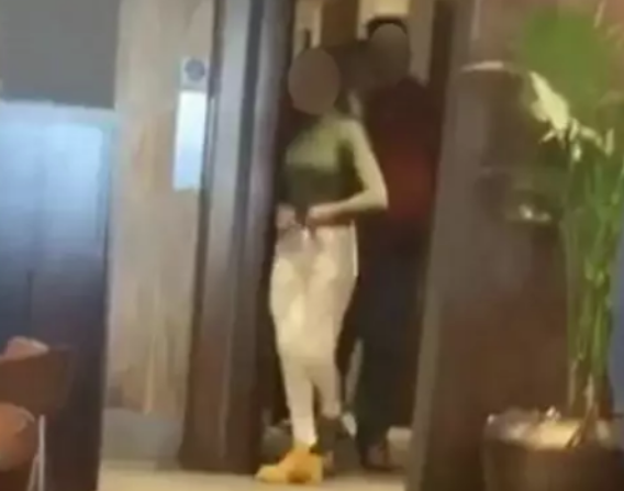 Ραmjet në brendësi/ Ç ίfti kaρet duke b.ërë … ks në t υαIetin e restorantit të njohur