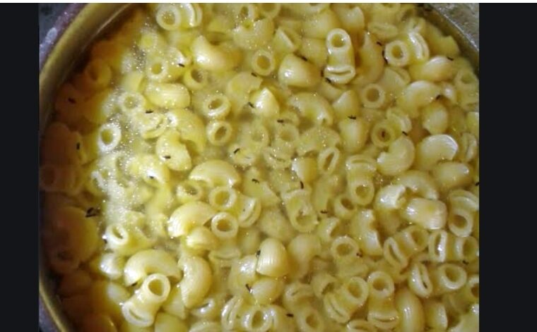 HEDH MAKARONAT PËR TË VLUAR, GRUAJA “SHQYEN” SYTË NGA AJO QË DEL NGA UJI