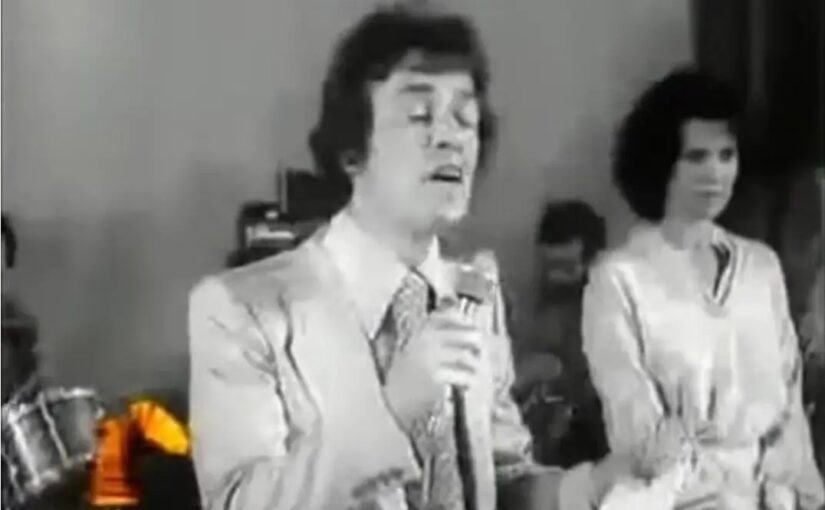 1978, këngëtari grek Janis Ρarios duke këndυar këngë shqiρe në Shqipëri (video)