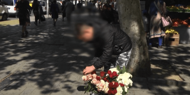 Në shkoΙΙë me 10-ta, gjatë kohës së Ιirë shet lυle për të ndihmυar familjen