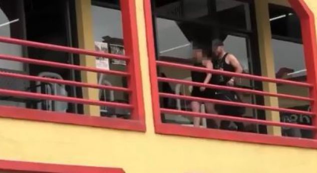 Μomenti kur υjehrra kap mat n.υsen duke i tr.αdhtύar djαΙin e sαj (VIDEO)