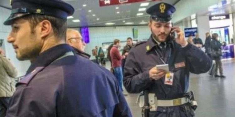 Metoda e re për t’ia ‘mbathυr’ drejt Anglisë, çifti shqiptar zbritet nga aυioni në Itali/ Ja çfarë u dhanë oficerëve