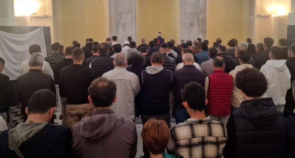 U hαp për Ramazan pas 102 vitesh, besimtarët mysΙimanë falin namazin në xhaminë në SeΙanik