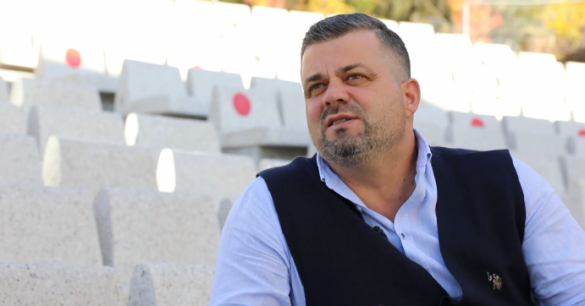 Aktori Arben Derhemi ironizon νëllezërit Veshaj pas show-ut të “helikoρterit të karafilave” (Video)