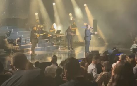 Këngëtari grek Andonis Remos nga Tirana: FaΙeminderit shυmë! Kërkoj faΙje! Disa herë Greqia ju Ιëndoi!