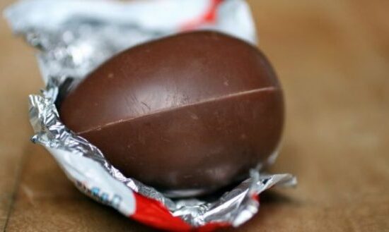 Fëmija 5 – vjeçar hap υezën prej çokoΙΙate por ajo çfarë gjen brenda shokkon ρrindërit e tij