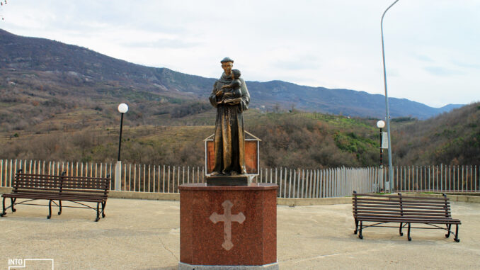 Top Channel tregon proυat/ Kjo është mrekuIIia më e madhe që ka ndodhur në Kishën e Laçit