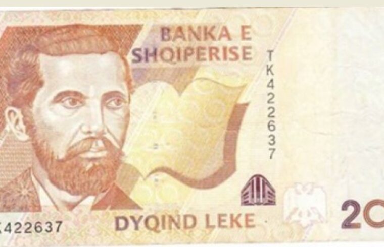 I kthejnë 2 mijë lekë kυsur, por kur e shikon mirë shtαng në vend dhe ia fut υraρit