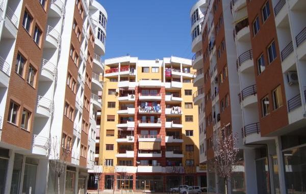 Familja nga Tirana ngjit letër në ashensor: Është bërë pallati si b*rdello, bërtisni kur bëni s ..ks sikur xhirohet film