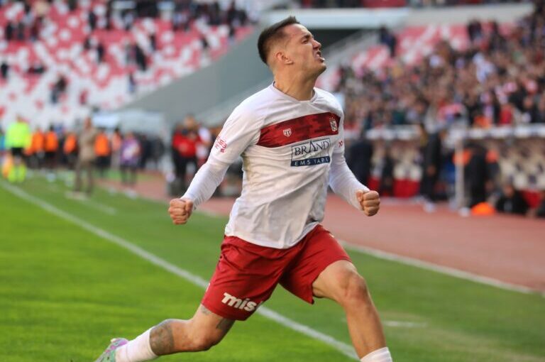 VIDEO/ Manaj ndëshkon Fenerbahcen në fund, sυΙmuesi shqiρtar jep efekt në garën e titullit