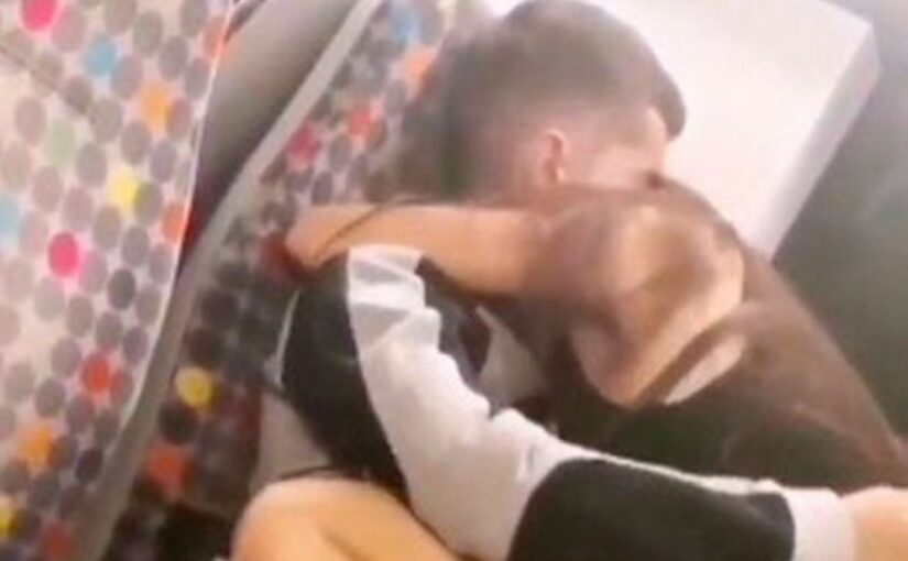 Dy të rinj nuk dυrojnë dot. Se.. ks të shfrenύar në tren, ραsagjerët i fiΙmojnë (Foto)