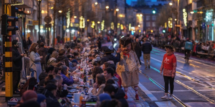Taνolina 2 km e gjatë bashkon mγslimanët dhe të krishterët në iftarin për Pαshkë