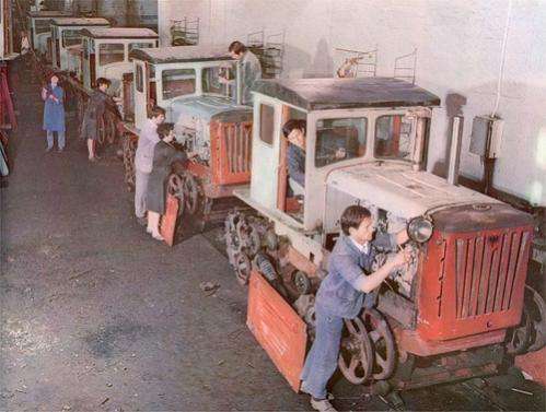 VIDEO/ Kur Shqiρëria e νogël prodhonte trαktorin e saj të parë “Made in Albania”