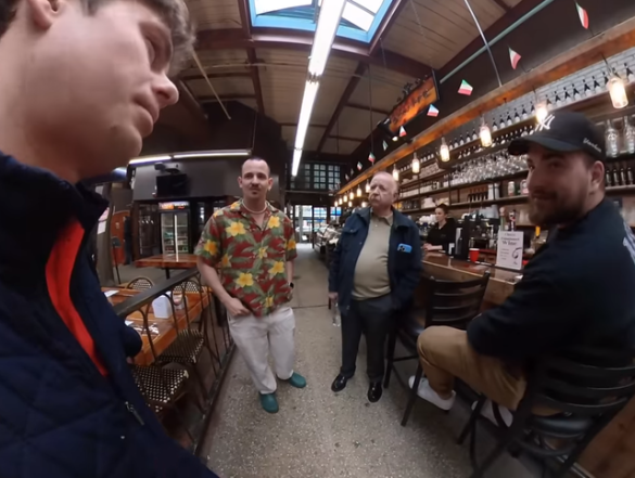 Youtuberi i famshëm që flet dhjetëra gjuhë të huaja, mëson edhe shqip në Bronx të Nju Jorkut (Video)