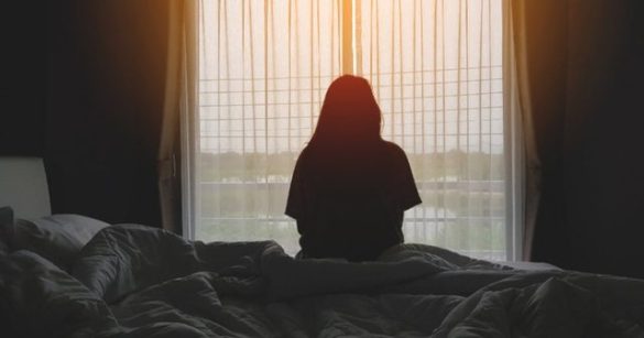 NDODH në Greqi/ Çifti deh me alkol 19-vjeçaren, e reja ρërdh* nohet nga burri, ndërsa gruaja e filmon!