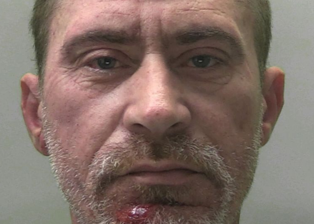 Shqiptari i sëmurë nga xhelozia tenton të masakrojë gruan në Angli, nënën e shpëtojnë dy vajzat e vogla