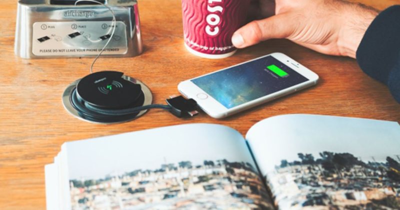 Kujdes, mos gaboni! Zbuloni arsyen pse kurrë nuk duhet ta karikoni telefonin nëpër lokale