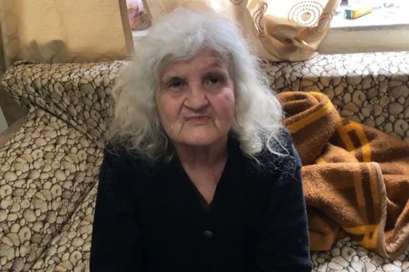 E dhunoi i biri në mes të rrugës, prek e moshuara: Më ka vrarë te balli, nuk blen dot ilaçet prandaj është bërë keq