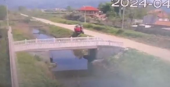 Aksidenti tragjik në Kurbin me 2 të vdekur, momenti kur traktori ra në kanal, zuri poshtë shoferin (Video)