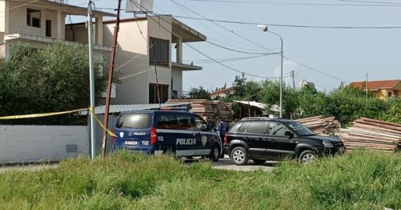 Me plagë të rëndë në bark, 40-vjeçarja që u qëllua me armë gjahu nga babai transportohet drejt Traumës