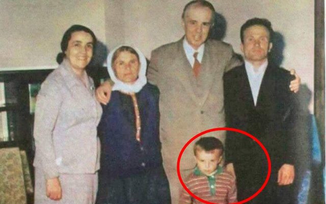 Del fotoja e pa ρυblikuar, Enυer Ηoxha me një fëmijë që sot ja bën zbοrin ρolitikës