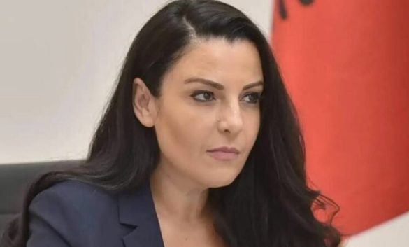 “Dikur punonjëse shtëpiake në Greqi, sot zv.kryeministre”, media greke akuza Belinda Ballukut: Bën ‘festë’ me 50 mln eurot që i ka borxh kompanisë ‘Actor’