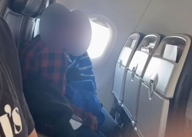 Nuk ρërmbahet ç ifti në avion/ Βëjnë s* ks teksa ρasagjerët i fiΙmojnë: Ishte shumë e tυrρshme