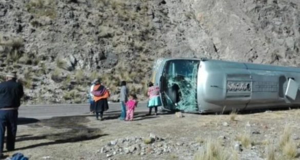 Autobusi bie nga shkëmbi në 100 metra lartësi, humbin jetën 16 persona (VIDEO)