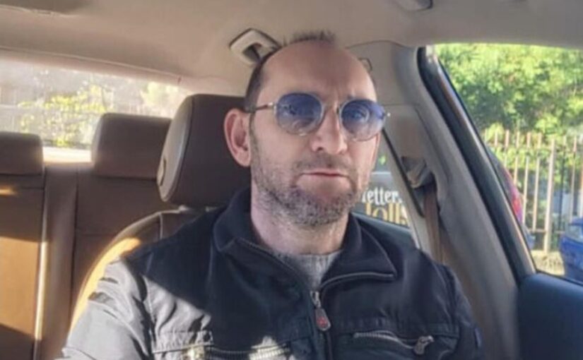 Përballet me videon e vrasjes së vajzës së tij, shqiptari nis të bërtasë dhe godet me kokë kafazin