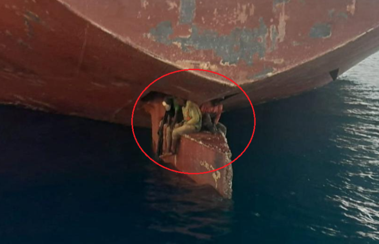 Udhëtimi i frίkshëm i tre emigrantëve që mbijetuan 11 ditë në ρjesën e jαshtme të një anije cisterne nafte