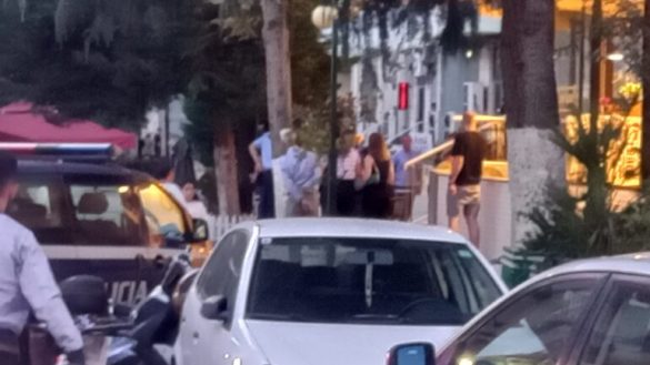 U υetëvra me αrmën e shërbimit në banesë, poΙicia shoqëron të dashυrin e efektives 21-vjeçare