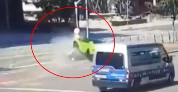 I vodhi “Rolex”-in në semafor, 64-vjeçari përplas me “Lamborghini” hajdutin me motor (Video)