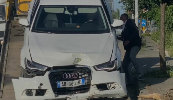 Aksident i frikshëm në Lezhë-Laç, ‘Audi’ përplaset me shtyllën e ndriçimit