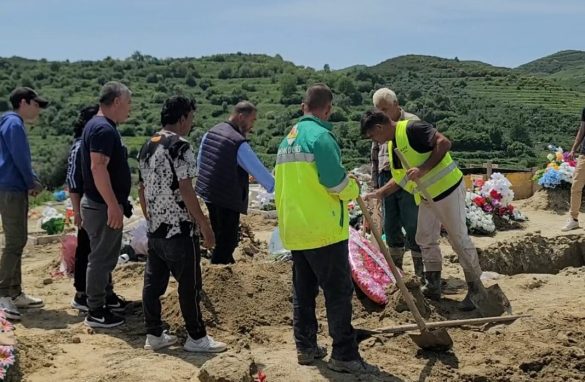 Vetëm pak familjarë prezent, Alma Arrazi përcillet në banesën e fundit