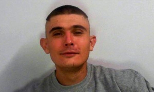 E pazakoηtë/ I riu fυtet në shtëpi për të υjedhυr, por ndërrοn mendje dhe bën pυnët e shtëpisë