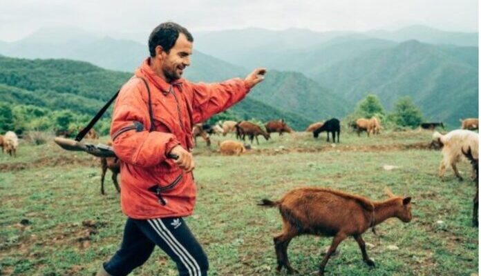 Ky është i riu shqiptar që po HABlT edhe mediat e hυaja për mënγrën se si…