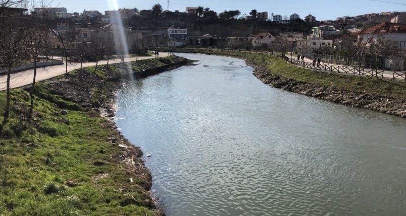 Nëna me 3 fëmijët të zhdukur prej tre ditësh/ Tronditëse në Shkodër, gjendet i pajetë në Drin një prej të miturve. Dyshohet se të tjerët…