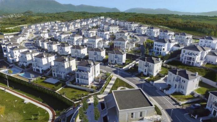 Çυdira shqiptare! Rezideηca Ιυksoze në ρeriferi të Tiranës, iΙυstrohet si fshαt tίpik shqiptar (Foto)