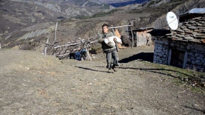 “Hamë bukë me ujë, HlSTORlA e TRlSHTË e familjes shqiptare që do ju bëjë të QANl (Video)