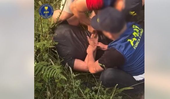 Mori ryshfet kundrejt favoreve, momenti kur oficeri i krimeve arrestohet (VIDEO)