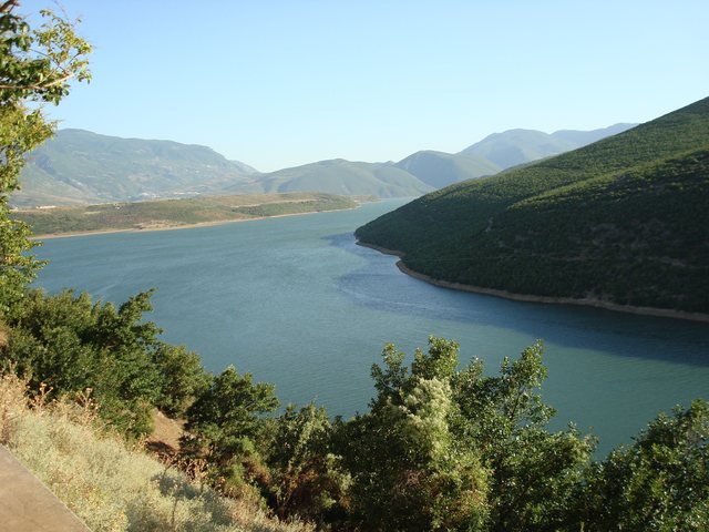 Nga Korça në Kukës, kush është 30-vjeçarja që u nxorr e pajetë nga liqeni